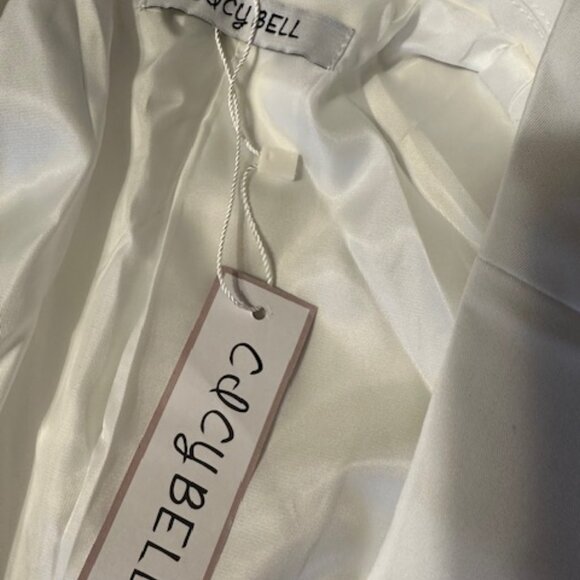 Sophisticated White Blazer with Classic Lapel and Open Front - Picture 12 of 14